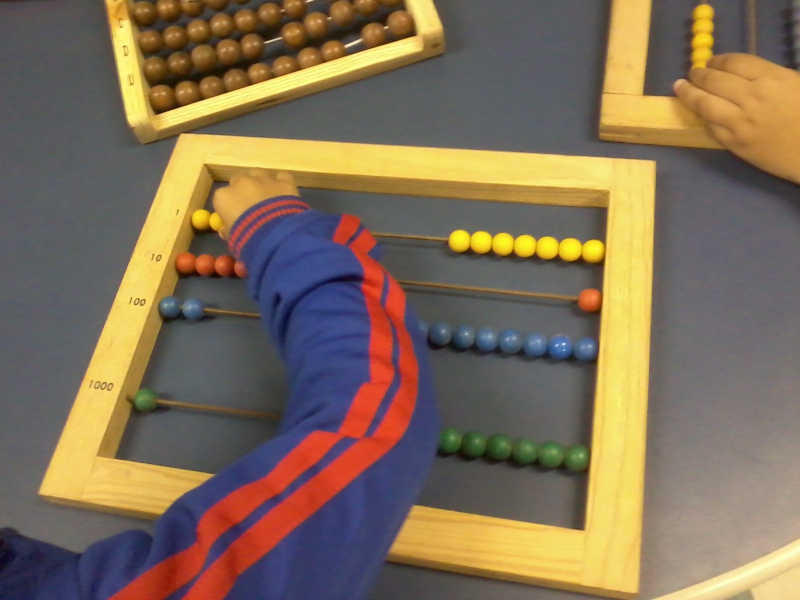 Adição com bolas de brinquedo colorido. jogo de matemática