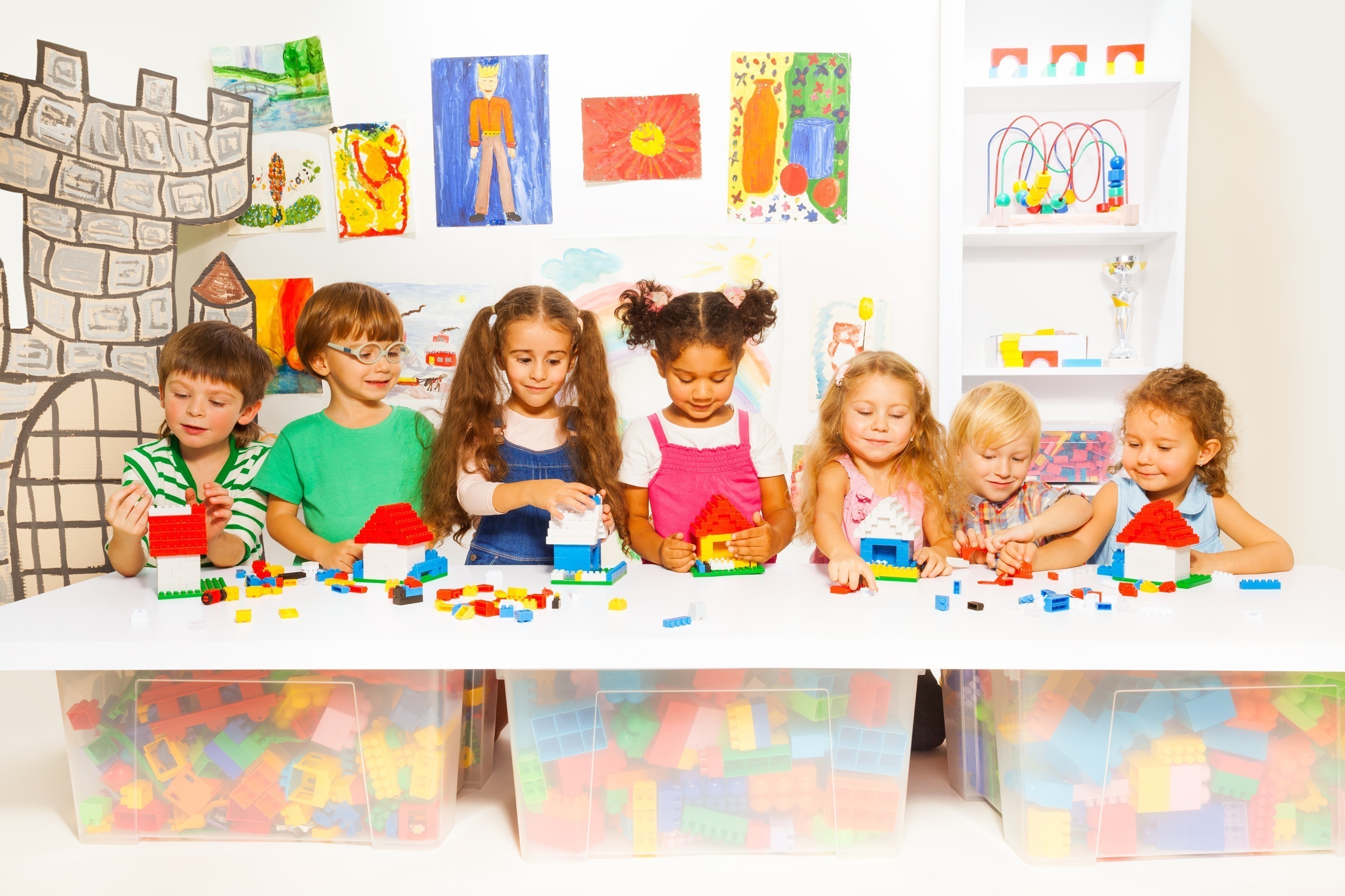 Sala de jogos infantil com móveis e brinquedos para crianças